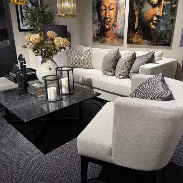 Sofa Chicago i tekstilet Textured Linen med Daytona stol og Alexandria sofabord i sort Marmor